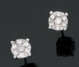 PAIRE de CLOUS D'OREILLES circulaires en or gris serti de diamants taille brillant dont un au centre plus importan