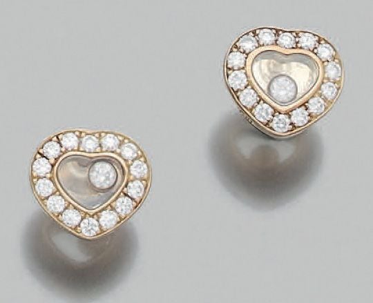 PAIRE de CLOUS D'OREILLES «Coeur Happy Diamonds» en or jaune serti de diamants, dont un au centre mobile sous verr