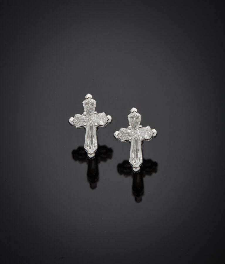 Paire de CLOUS d'OREILLES « croix » en or gris (750‰) serti de quatre diamants…