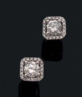 PAIRE DE CLOUS D'OREILLES de forme carrée en or gris (750 millièmes) serti de diamants taille brillant dont un au centre plus importan