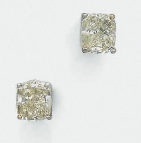 PAIRE de CLOUS D'OREILLES en or gris (585 millièmes) 14 carats, serti chacun d'un diamant taille coussin pesant respectivement 2,02 carat