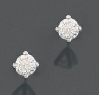 PAIRE de CLOUS D'OREILLES en or gris (750 millièmes) serti chacun d'un diamant taille brillant pesant 1,00 cara