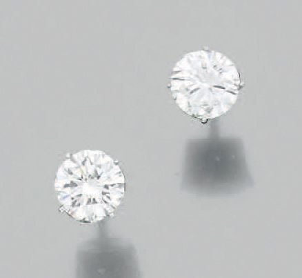 PAIRE de CLOUS D'OREILLES en or gris (750 millièmes) serti d'un diamant taille brillan