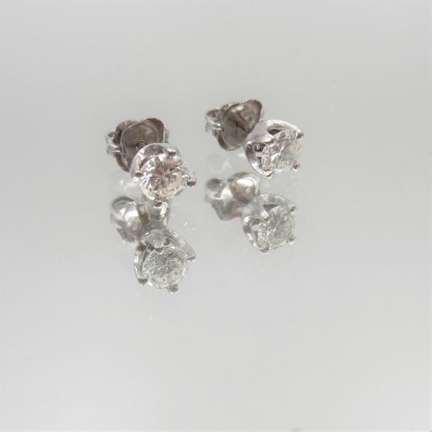 Paire de CLOUS d'OREILLES en or gris (750 millièmes) serti d'un diamant taille brillan