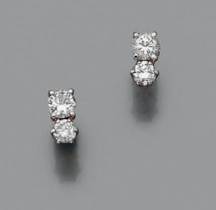 PAIRE DE CLOUS D'OREILLES en or gris (750 millièmes) serti de deux diamants taille brillant en chut