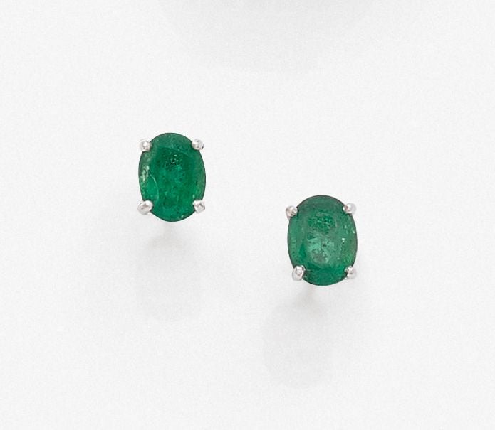 •Paire de CLOUS d'OREILLES en or gris (750‰) serti chacun d'une émeraude oval