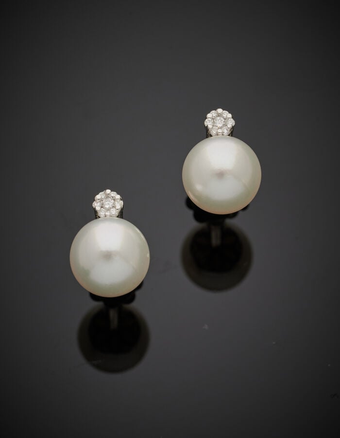 Paire de CLOUS d'OREILLES en or gris (750‰) serti de diamants et orné d'une per…