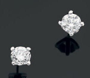 Paire de CLOUS D'OREILLES en or gris serti chacun d'un diamant taille brillan