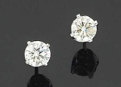 Paire de CLOUS d'OREILLES en or gris serti chacune d'un diamant de taille brillan