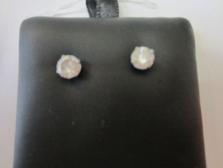 PAIRE DE CLOUS D'OREILLES en or gris serti d'un diamant taille brillan
