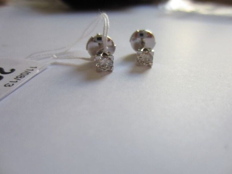 Paire de CLOUS D'OREILLES en or gris serti d'un diamant taille brillan
