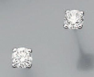 PAIRE DE CLOUS D'OREILLES en or gris serti de deux diamants pesant chacun respectivement 1,00 cara