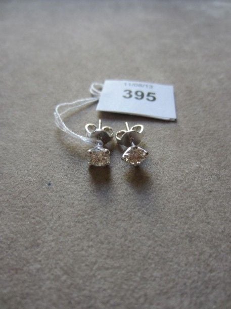 PAIRE de CLOUS D'OREILLES en or gris serti de deux diamants taille brillant pesant 0,45 ct chacun en
