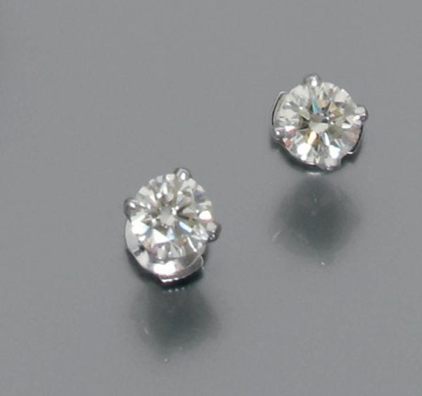 Paire de CLOUS D'OREILLES en or gris serti de diamants de taille brillant pesant 2,31 carats au total enviro