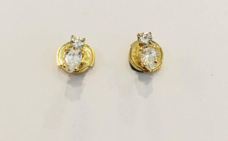 PAIRE de CLOUS d'OREILLES en or jaune (750 millièmes) serti chacun d'un diamant taille brillant et d'un diamant taillé en poir