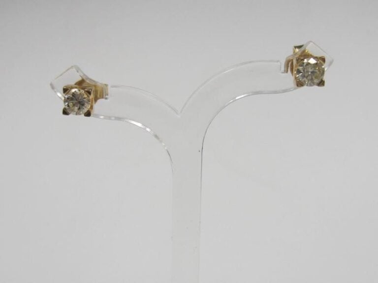 PAIRE de CLOUS D'OREILLES en or jaune (750 millièmes) serti d'un diamant taille brillan