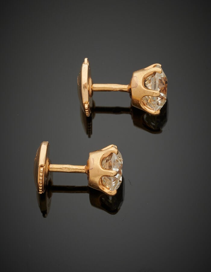 Paire de CLOUS d'OREILLES en or jaune (750‰) serti d'un diamant taille ancienne…