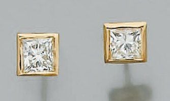 Paire de CLOUS D'OREILLES en or jaune ornés de diamants de taille princesse en serti clo