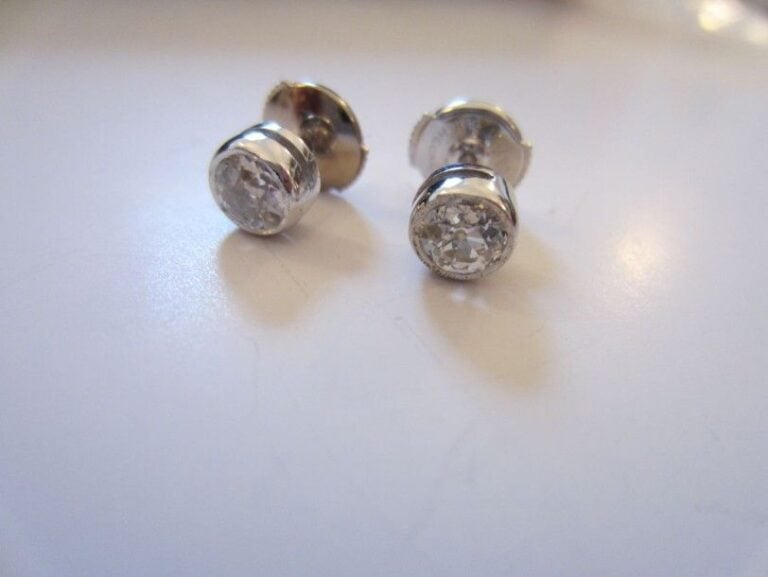 PAIRE DE CLOUS D'OREILLES or gris serti de deux diamants taille brillant pesant 0,50 carats chacun enviro