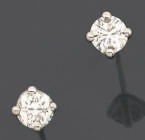 PAIRE DE CLOUS D'OREILLES or gris serti de deux diamants taille brillant pesant 0,80 carat chacun enviro