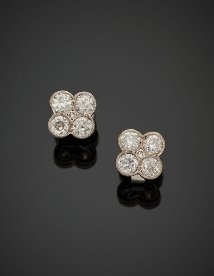 Paire de CLOUS d'OREILLES "trèfles" en or gris (750‰) serti chacun de cinq diam…