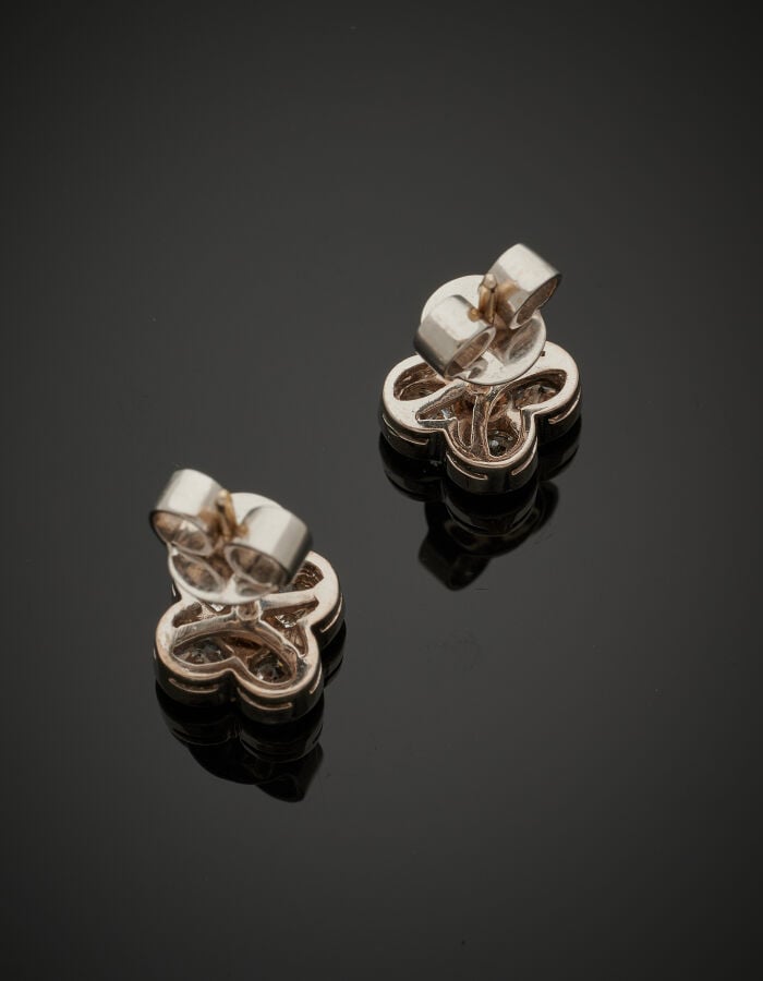 Paire de CLOUS d'OREILLES "trèfles" en or gris (750‰) serti chacun de cinq diam…
