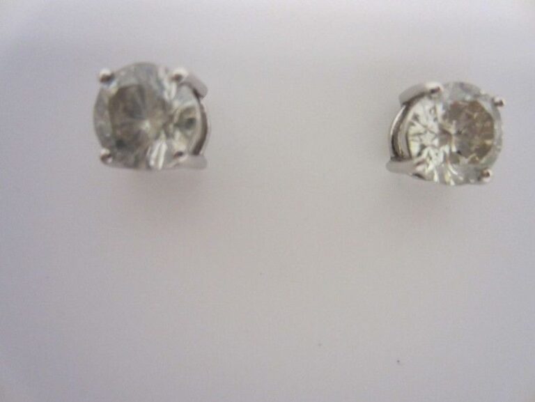 PAIRE DE CLOUS D?OREILLES en or gris (750 millièmes) orné d?un diamant pesant 1,10 carats enviro