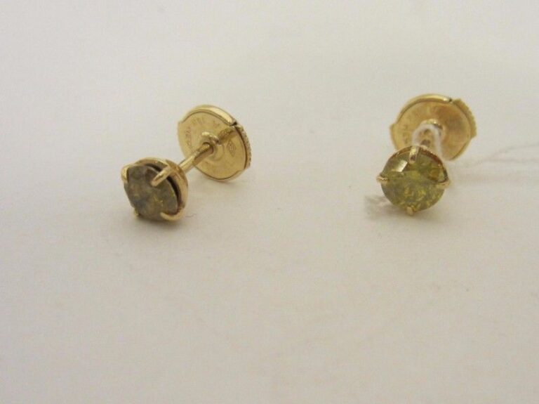 PAIRE de CLOUS D’OREILLES en or jaune (750 millièmes) serti de deux diamants jaunes-verts pesant au total 1 carat enviro