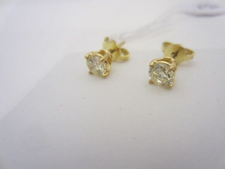 PAIRE de CLOUS D’OREILLES en or jaune (750 millièmes) serti d’un diamant taille brillant