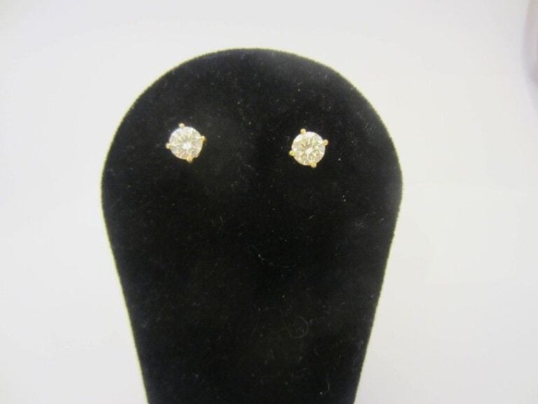 PAIRE de CLOUS D’OREILLES en or jaune (750 millièmes) serti d’un diamant taille brillant