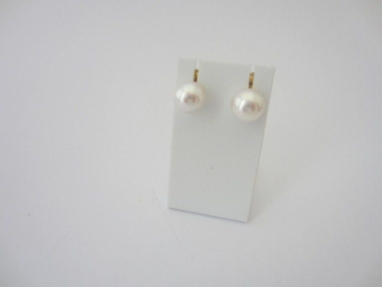 PAIRE DE CLOUS D?OREILLES en or jaune serti d?une perle de cultur