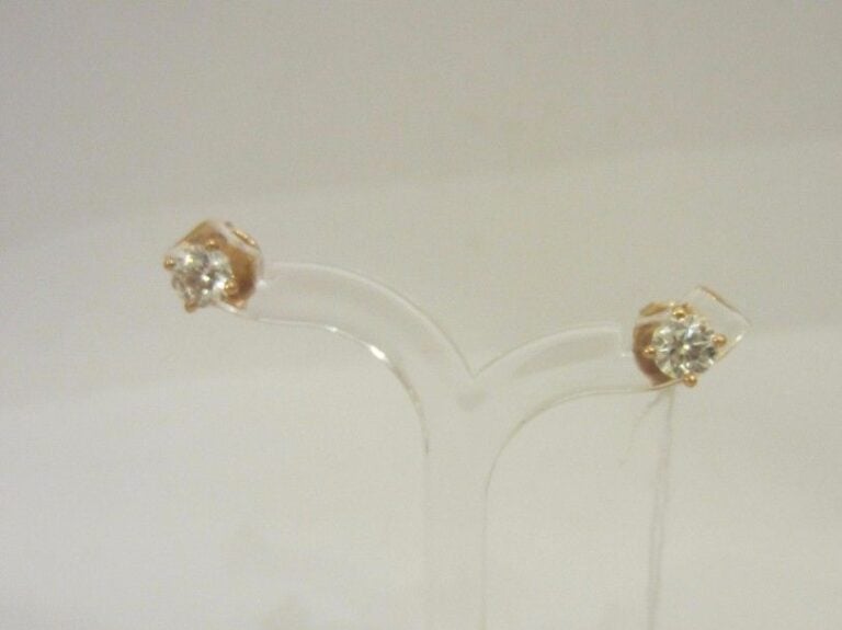 PAIRE de CLOUS D’OREILLES en or rose (750 millièmes) serti d’un diamant taille brillan