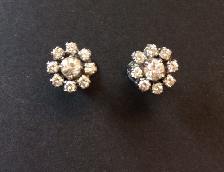 PAIRE de CLOUS D’OREILLES « fleur » en or gris (750 millièmes) serti de diamant