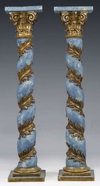 Paire de colonnes torses en bois sculpté, doré ou relaqué bleu, les chapiteaux corinthiens et bases circulaire