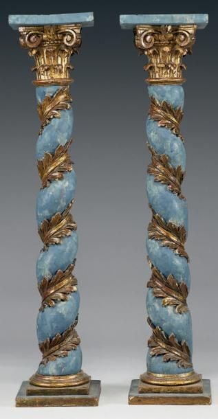 Paire de colonnes torses en bois sculpté, doré ou relaqué bleu, les chapiteaux corinthiens et bases circulaire