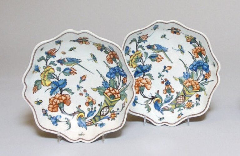 Paire de compotiers ronds à bord contourné, décor polychrome de cornes d'abondances fleuries, d'oiseaux branchés et insecte