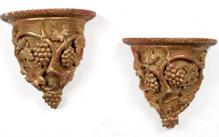 Paire de consoles d'applique en chêne sculpté et doré; les bords des plateaux à feuilles d'eau et les corps en haut relief de pampre
