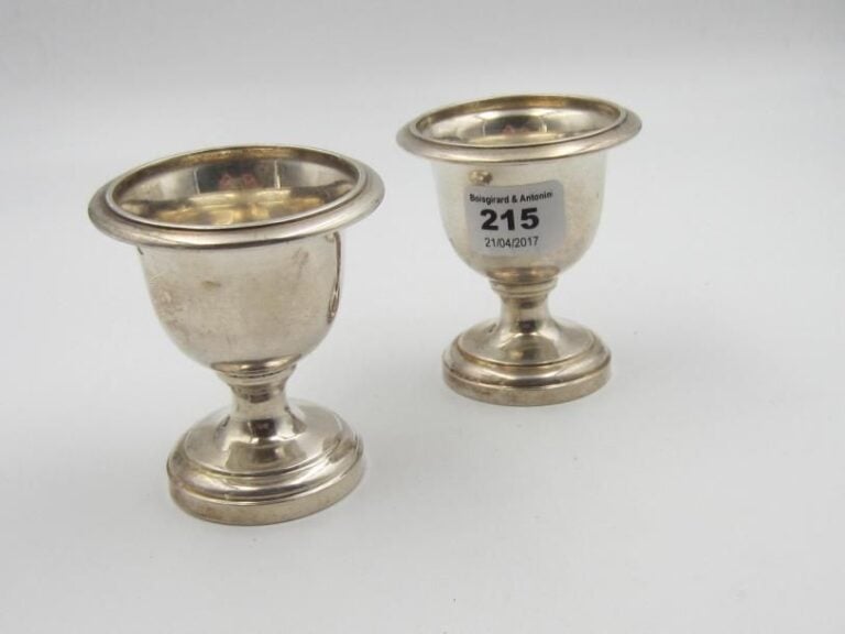 Paire de coquetiers en argent (950 ‰), piétement moulur