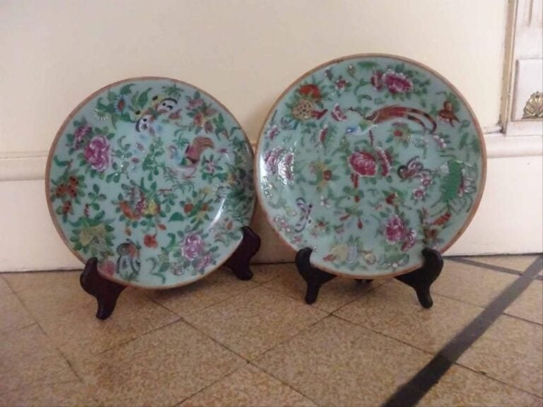 PAIRE DE COUPES A DECOR D'OISEAUX, DE PAPILLONS ET DE FEURS EMAILLE DANS LE STYLE DE LA « FAMILLE ROSE » Chine, Probablement Guangdong et Canton, Fin de la Dynastie Qing, Epoque fin du XIXe siècle De forme circulaire, reposant sur pied annulaire, à fond céladonné et à décor dit Niao Hu