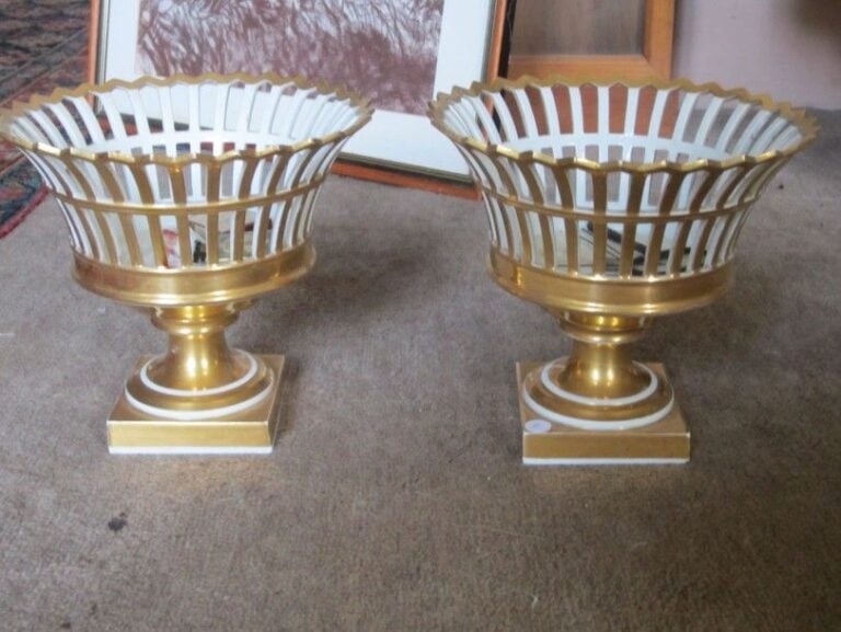 Paire de coupes à fruits en porcelaine ajourée blanc et o