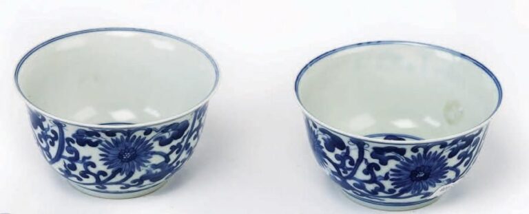 Paire de coupes en porcelaine blanche, à décor émaillé en bleu sous couverte de fleurs de lotus et rinceaux feuillagé