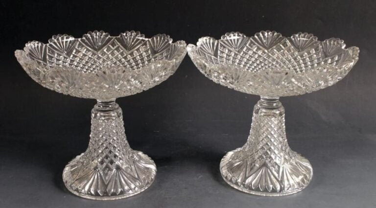 Paire de coupes sur pied à bord dentelé en cristal moulé à motif de diamants guillochés et d'éventail