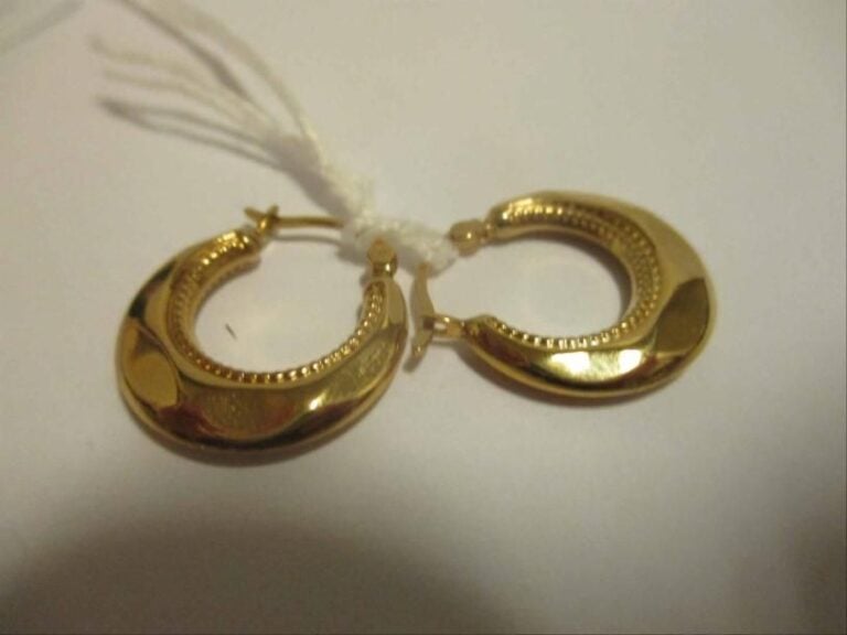 Paire de créoles en or jaune 18K (750%o) à motif martell