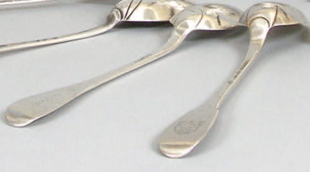 PAIRE DE CUILLÈRES À RAGOÛT en argent uniplat, les spatules gravées d'armoiries ecclésiastique