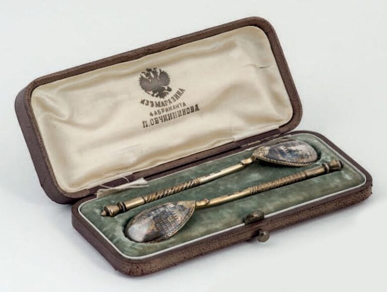 PAIRE DE CUILLÈRES en argent doré (minimum800‰) à décor niellé représentant le Kremlin; manches torsadé