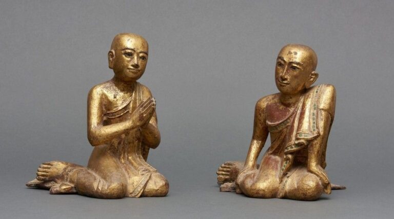 Paire de deux figurines birmanes en bois doré à la feuille dans le goût Mandalay (sur de la laque rouge) représentant des moines serviteur