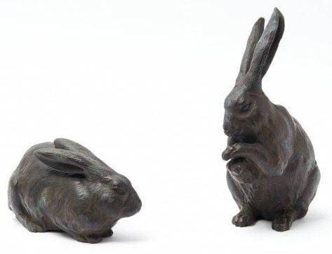 Paire de deux lapins en bronze, l'un accroupi et l'autre assis sur son arrière-trai