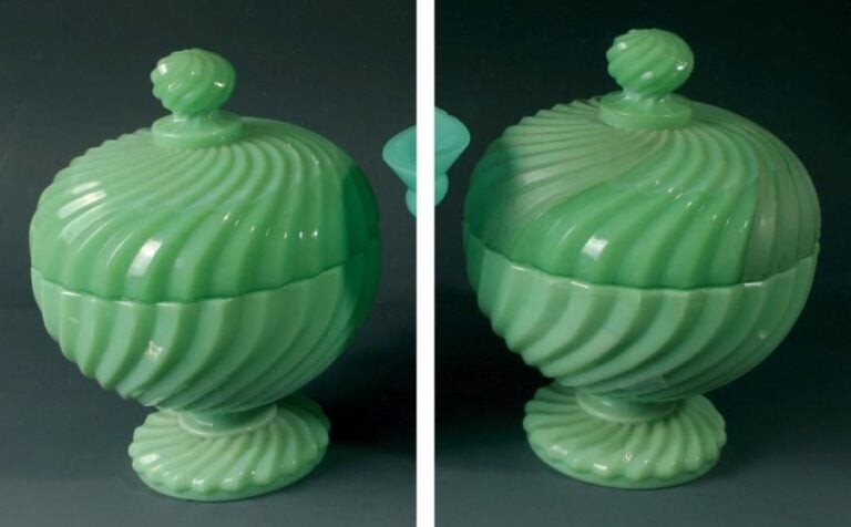 Paire de drageoirs en opaline de foire moulée verte (un couvercle réparé