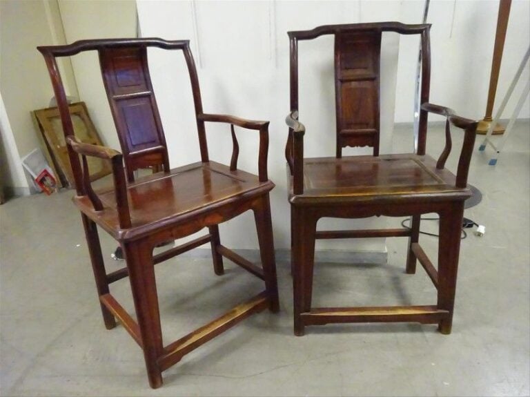 PAIRE DE FAUTEUILS A DOSSIER AJOURE A PANNEAU CINTRE EN FORME DE BONNET DE LETTRE GUANMAOYI Chine Dynastie Qing En bois massif teinté (quelques fêles)