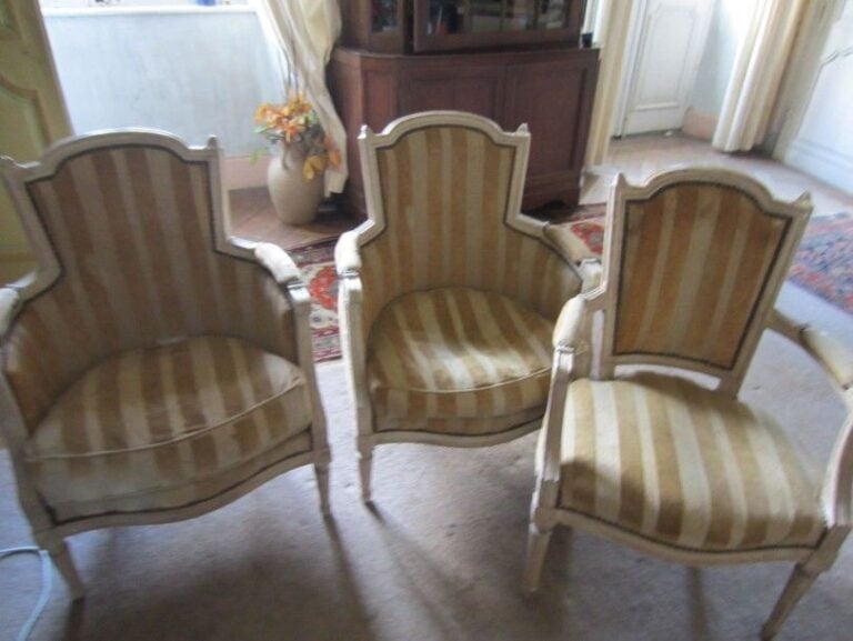 Paire de fauteuils à dossier chapeau de gendarme en bois relaqué blan